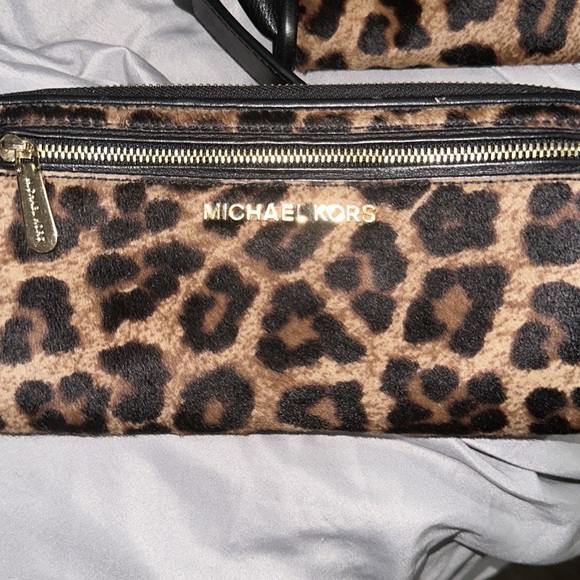 Micheal kors black leopard Hamilton bag with lock and key hood accents nice - Picture 9 of 11